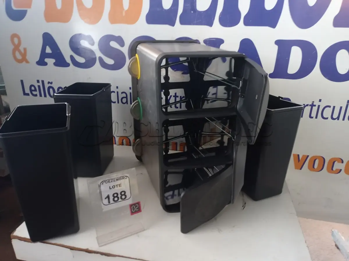 LOTE 188 - 01 LIXEIRA EM INOX C/PEDAL E 03 COMPARTIMENTOS. (NO ESTADO) ATENÇÃO! FAZER A VISITAÇÃO ANTES DE ARREMATAR, NÃO SABEMOS SE FUNCIONA. LEILÃO NÃO TEM GARANTIA E NEM DEVOLUÇÃO, SUJEITO A POSSÍVEIS AVARIAS VISÍVEIS/OCULTAS E/OU AUSÊNCIA DE COMPONENTES.