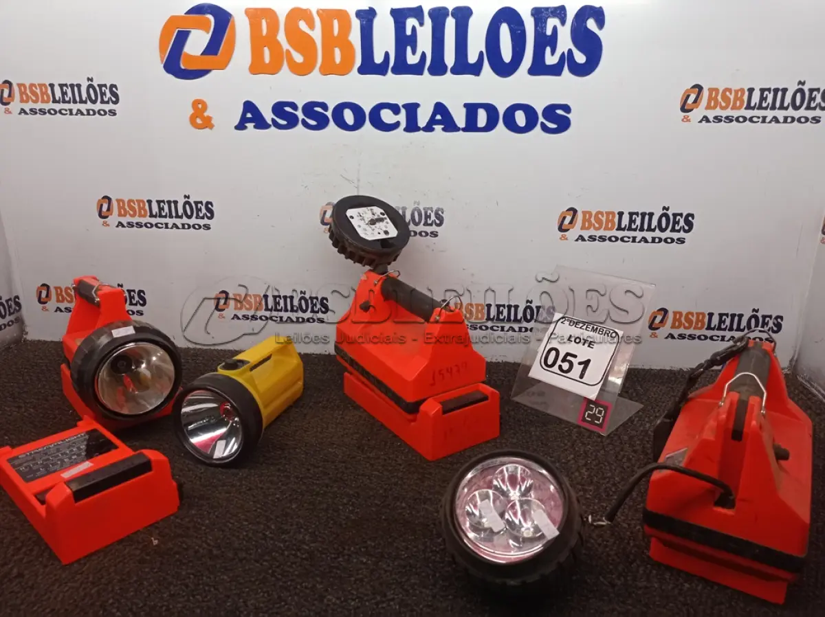 LOTE 051 - 06 LANTERNAS MARCAS E MODELOS DIVERSOS. (NO ESTADO) ATENÇÃO! FAZER A VISITAÇÃO ANTES DE ARREMATAR, NÃO SABEMOS SE FUNCIONA. LEILÃO NÃO TEM GARANTIA E NEM DEVOLUÇÃO, SUJEITO A POSSÍVEIS AVARIAS VISÍVEIS/OCULTAS E/OU AUSÊNCIA DE COMPONENTES.