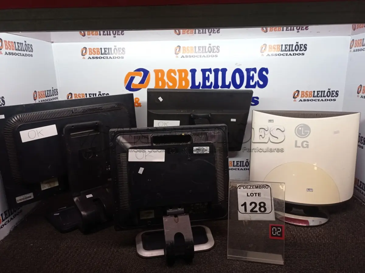LOTE 128 - 04 MONITORES LCD MARCAS E MODELOS DIVERSOS. (NO ESTADO) ATENÇÃO! FAZER A VISITAÇÃO ANTES DE ARREMATAR, NÃO SABEMOS SE FUNCIONA. LEILÃO NÃO TEM GARANTIA E NEM DEVOLUÇÃO, SUJEITO A POSSÍVEIS AVARIAS VISÍVEIS/OCULTAS E/OU AUSÊNCIA DE COMPONENTES.