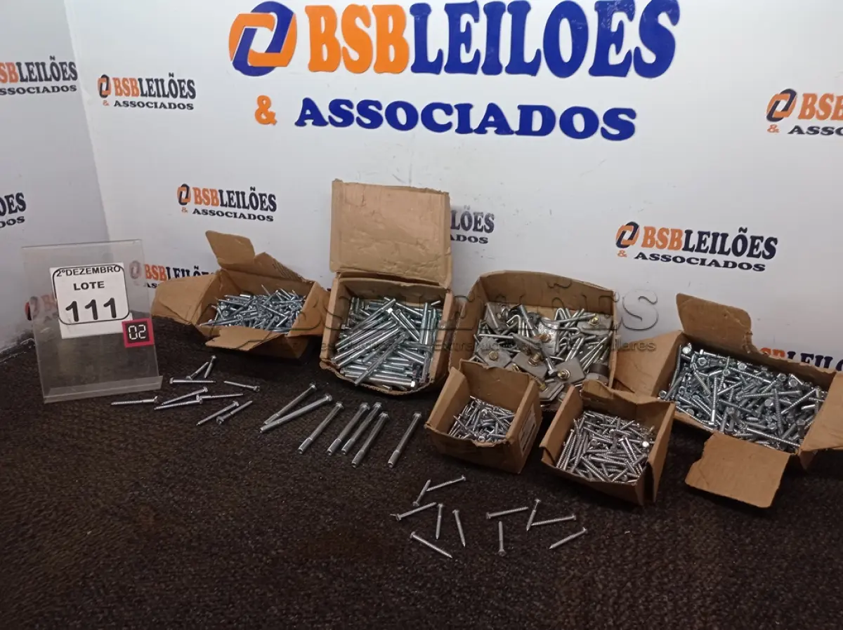 LOTE 111 - 01 LOTE C/GRANDE QUANTIDADE DE PARAFUSOS DIVERSOS (NOVO). (NO ESTADO) ATENÇÃO! FAZER A VISITAÇÃO ANTES DE ARREMATAR, NÃO SABEMOS SE FUNCIONA. LEILÃO NÃO TEM GARANTIA E NEM DEVOLUÇÃO, SUJEITO A POSSÍVEIS AVARIAS VISÍVEIS/OCULTAS E/OU AUSÊNCIA DE COMPONENTES.