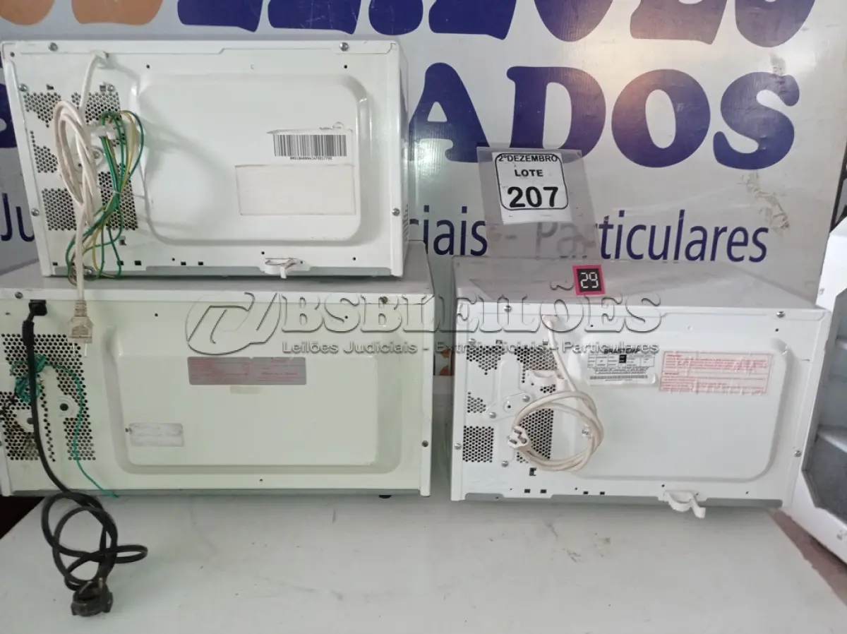 LOTE 207 - 03 MICRO-ONDAS MARCAS E MODELOS DIVERSOS SENDO 01 C/PRATO. (NO ESTADO) ATENÇÃO! FAZER A VISITAÇÃO ANTES DE ARREMATAR, NÃO SABEMOS SE FUNCIONA. LEILÃO NÃO TEM GARANTIA E NEM DEVOLUÇÃO, SUJEITO A POSSÍVEIS AVARIAS VISÍVEIS/OCULTAS E/OU AUSÊNCIA DE COMPONENTES.