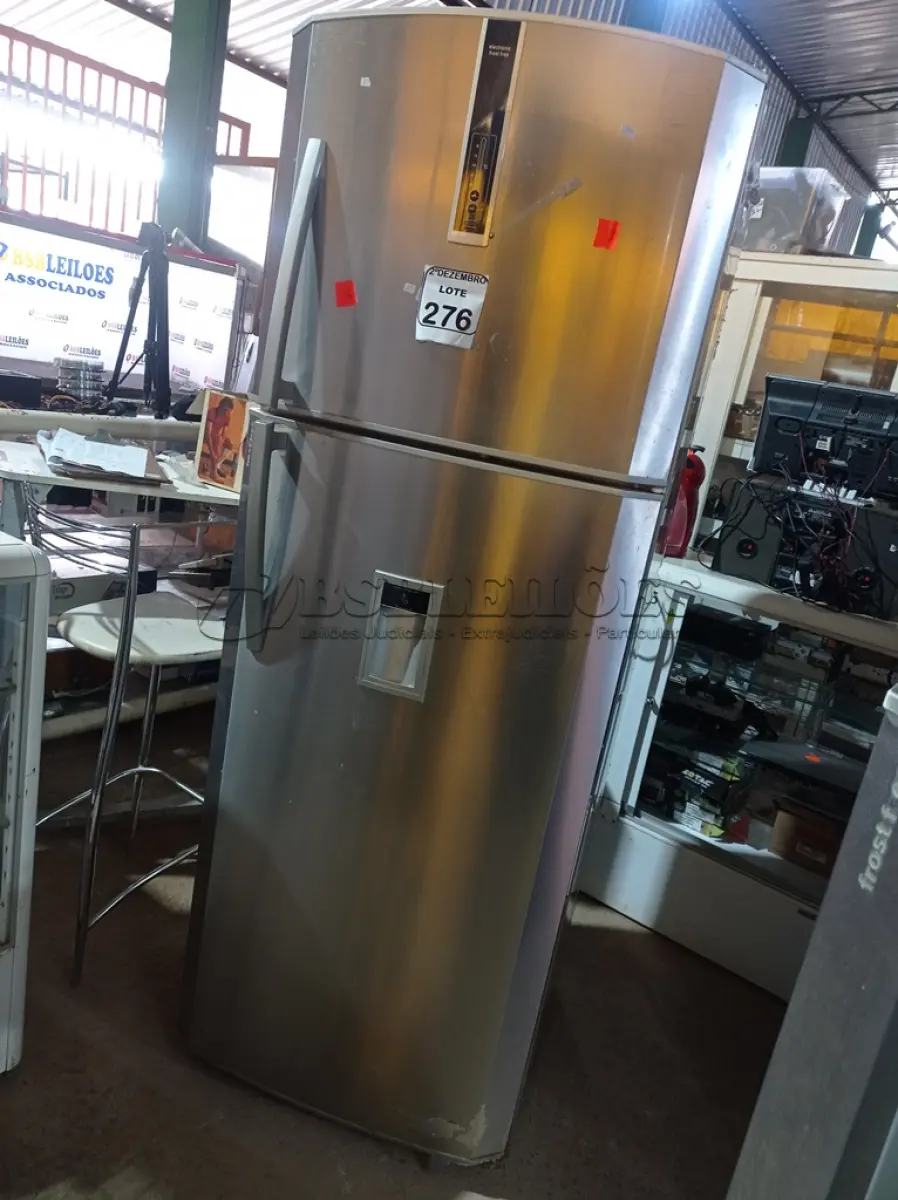 LOTE 276 - 01 GELADEIRA MARCA BOSCH. (NO ESTADO) ATENÇÃO! FAZER A VISITAÇÃO ANTES DE ARREMATAR, NÃO SABEMOS SE FUNCIONA. LEILÃO NÃO TEM GARANTIA E NEM DEVOLUÇÃO, SUJEITO A POSSÍVEIS AVARIAS VISÍVEIS/OCULTAS E/OU AUSÊNCIA DE COMPONENTES.