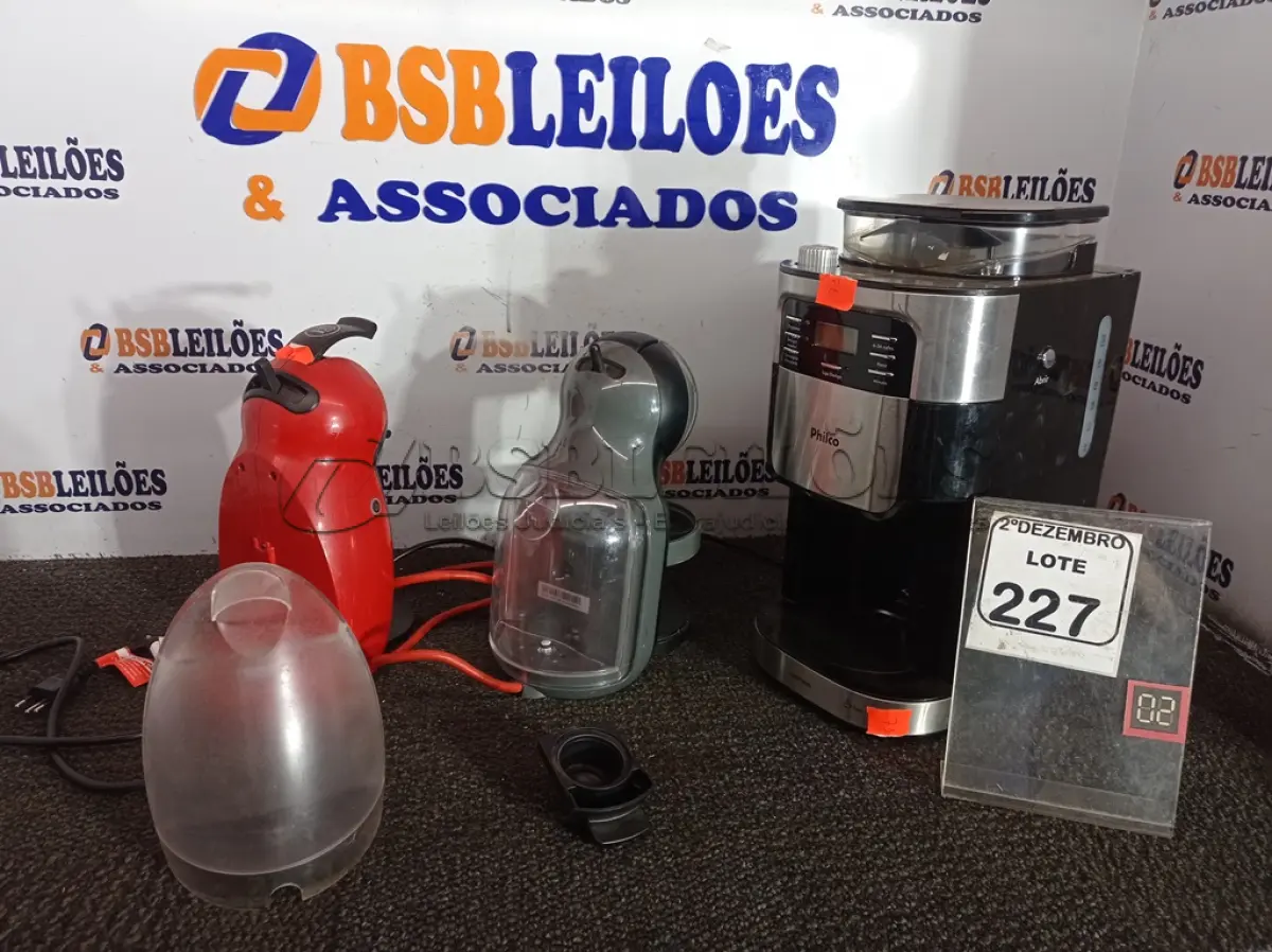 LOTE 227 - 03 CAFETEIRAS MARCAS E MODELOS DIVERSOS SENDO 02 DE CAPSULAS. (NO ESTADO) ATENÇÃO! FAZER A VISITAÇÃO ANTES DE ARREMATAR, NÃO SABEMOS SE FUNCIONA. LEILÃO NÃO TEM GARANTIA E NEM DEVOLUÇÃO, SUJEITO A POSSÍVEIS AVARIAS VISÍVEIS/OCULTAS E/OU AUSÊNCIA DE COMPONENTES.
