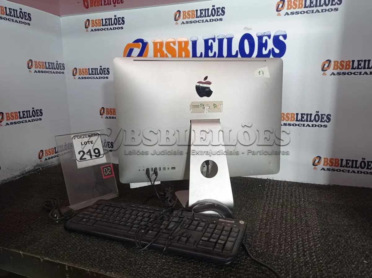 LOTE 219 - 01 IMAC CORE2 DUO, 2GB RAM, HD 1 TB C/TECLADO E MOUSE. (NO ESTADO) ATENÇÃO! FAZER A VISITAÇÃO ANTES DE ARREMATAR, NÃO SABEMOS SE FUNCIONA. LEILÃO NÃO TEM GARANTIA E NEM DEVOLUÇÃO, SUJEITO A POSSÍVEIS AVARIAS VISÍVEIS/OCULTAS E/OU AUSÊNCIA DE COMPONENTES.