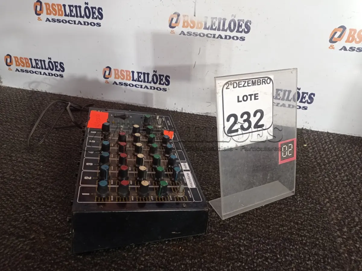 LOTE 232 - 01 MESA DE SOM ÁUDIO MIXER MARCA CICLOTRON MODELO AM-6R. (NO ESTADO) ATENÇÃO! FAZER A VISITAÇÃO ANTES DE ARREMATAR, NÃO SABEMOS SE FUNCIONA. LEILÃO NÃO TEM GARANTIA E NEM DEVOLUÇÃO, SUJEITO A POSSÍVEIS AVARIAS VISÍVEIS/OCULTAS E/OU AUSÊNCIA DE COMPONENTES.