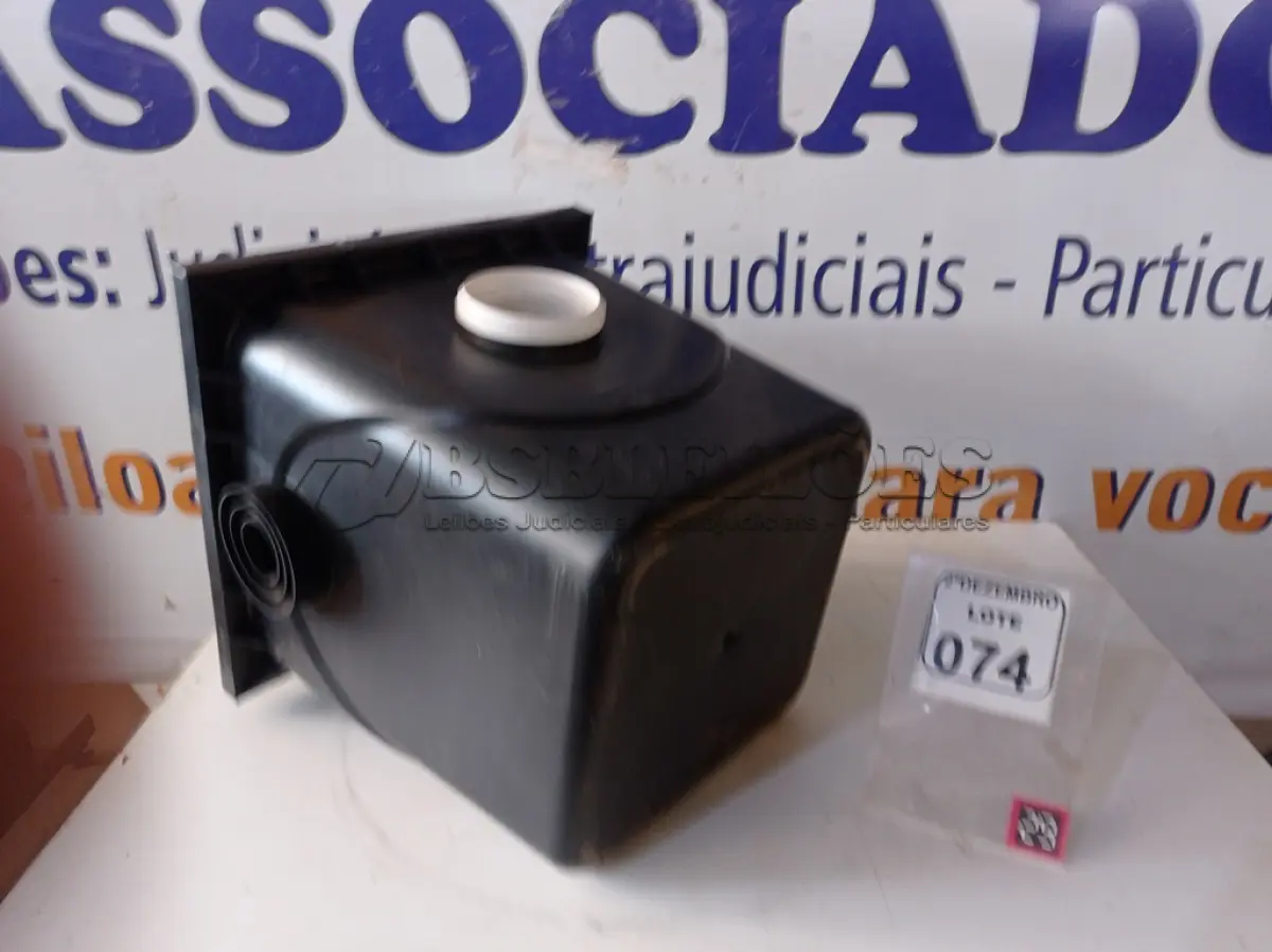 LOTE 074 - 01 CAIXA COLETORA DE GORDURA (NOVO). (NO ESTADO) ATENÇÃO! FAZER A VISITAÇÃO ANTES DE ARREMATAR, NÃO SABEMOS SE FUNCIONA. LEILÃO NÃO TEM GARANTIA E NEM DEVOLUÇÃO, SUJEITO A POSSÍVEIS AVARIAS VISÍVEIS/OCULTAS E/OU AUSÊNCIA DE COMPONENTES.