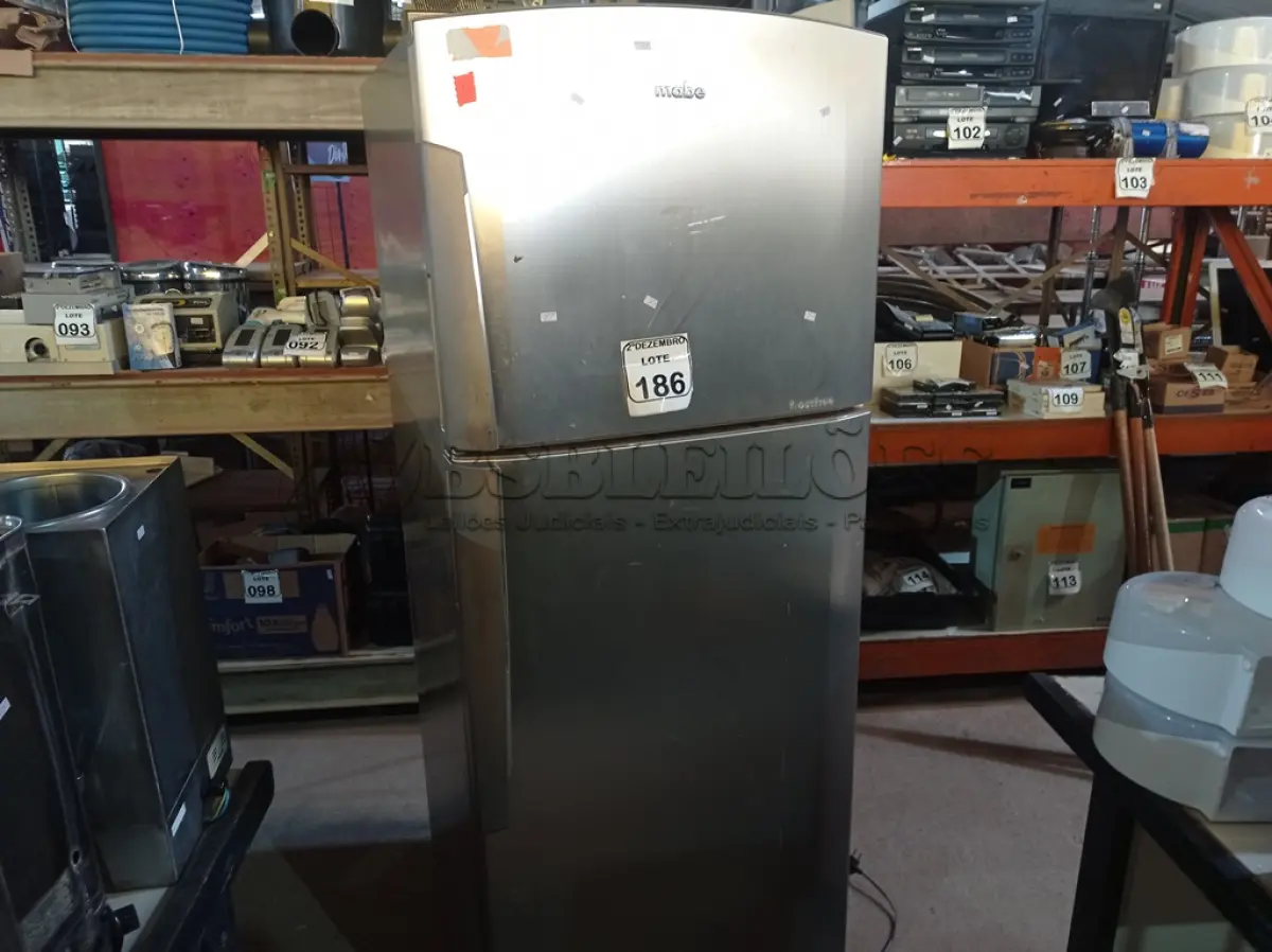 LOTE 186 - 01 GELADEIRA MARCA MABE 220V. (NO ESTADO) ATENÇÃO! FAZER A VISITAÇÃO ANTES DE ARREMATAR, NÃO SABEMOS SE FUNCIONA. LEILÃO NÃO TEM GARANTIA E NEM DEVOLUÇÃO, SUJEITO A POSSÍVEIS AVARIAS VISÍVEIS/OCULTAS E/OU AUSÊNCIA DE COMPONENTES.
