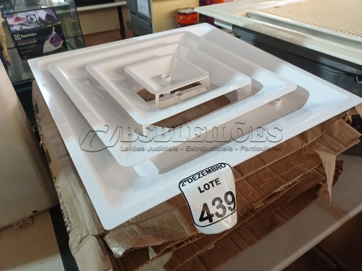 LOTE 439 - 03 TAMPAS DE DUTOS P/AR-CONDICIONADO. (NO ESTADO) ATENÇÃO! FAZER A VISITAÇÃO ANTES DE ARREMATAR, NÃO SABEMOS SE FUNCIONA. LEILÃO NÃO TEM GARANTIA E NEM DEVOLUÇÃO, SUJEITO A POSSÍVEIS AVARIAS VISÍVEIS/OCULTAS E/OU AUSÊNCIA DE COMPONENTES.