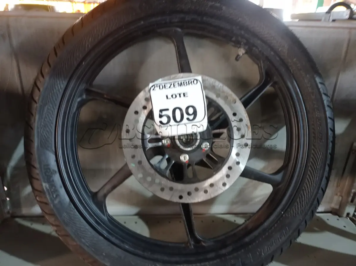 LOTE 509 - 01 RODA P/MOTO COM PNEU E CÂMARA DE AR, ARO “18. PARA HONDA 150 E 160 CILINDRADAS. (NO ESTADO) ATENÇÃO! FAZER A VISITAÇÃO ANTES DE ARREMATAR, NÃO SABEMOS SE FUNCIONA. LEILÃO NÃO TEM GARANTIA E NEM DEVOLUÇÃO, SUJEITO A POSSÍVEIS AVARIAS VISÍVEIS/OCULTAS E/OU AUSÊNCIA DE COMPONENTES.