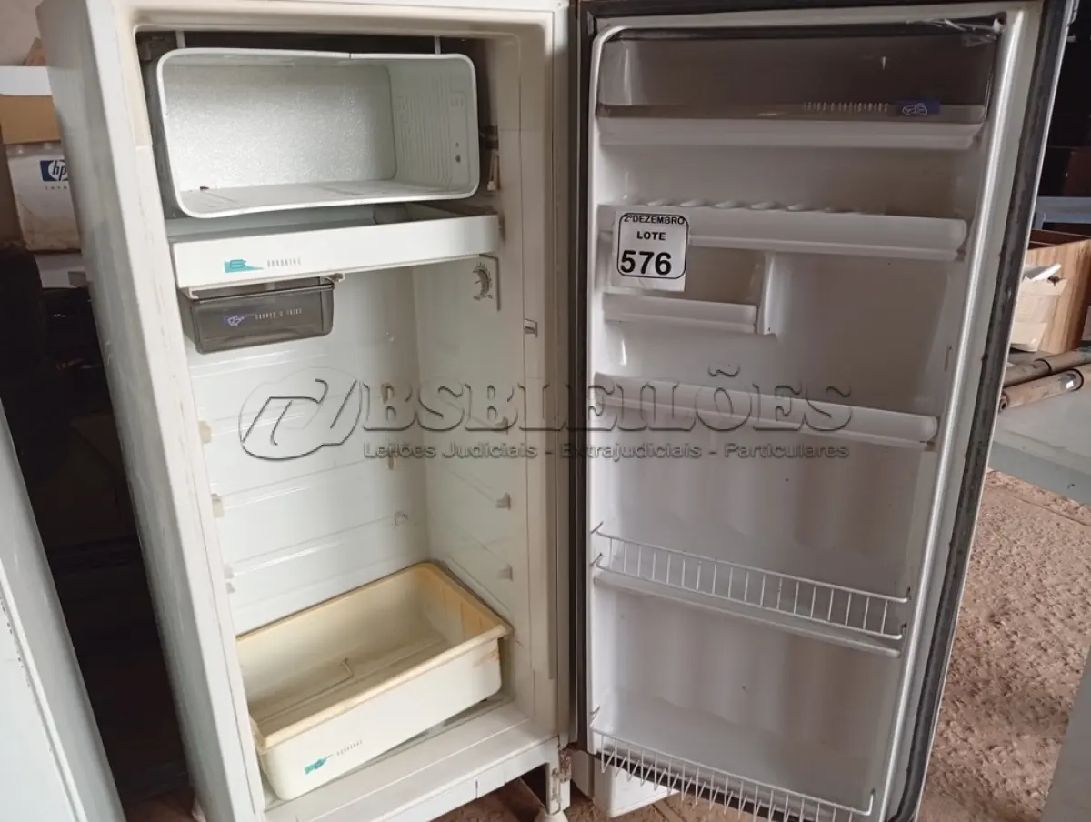 LOTE 576 - 01 GELADEIRA MARCA CONSUL 220V. (NO ESTADO) ATENÇÃO! FAZER A VISITAÇÃO ANTES DE ARREMATAR, NÃO SABEMOS SE FUNCIONA. LEILÃO NÃO TEM GARANTIA E NEM DEVOLUÇÃO, SUJEITO A POSSÍVEIS AVARIAS VISÍVEIS/OCULTAS E/OU AUSÊNCIA DE COMPONENTES.