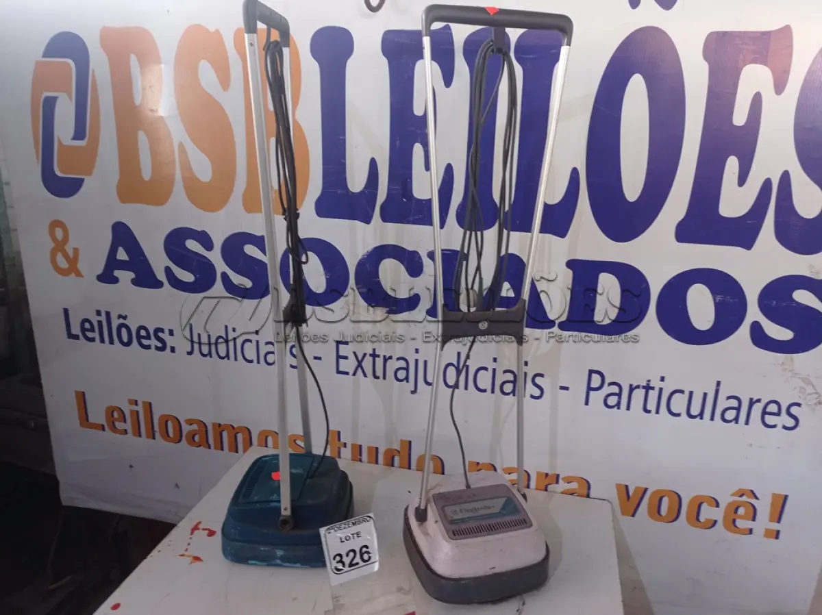 LOTE 326 - 02 ENCERADEIRAS ANTIGAS MARCA ELECTROLUX. (NO ESTADO) ATENÇÃO! FAZER A VISITAÇÃO ANTES DE ARREMATAR, NÃO SABEMOS SE FUNCIONA. LEILÃO NÃO TEM GARANTIA E NEM DEVOLUÇÃO, SUJEITO A POSSÍVEIS AVARIAS VISÍVEIS/OCULTAS E/OU AUSÊNCIA DE COMPONENTES.