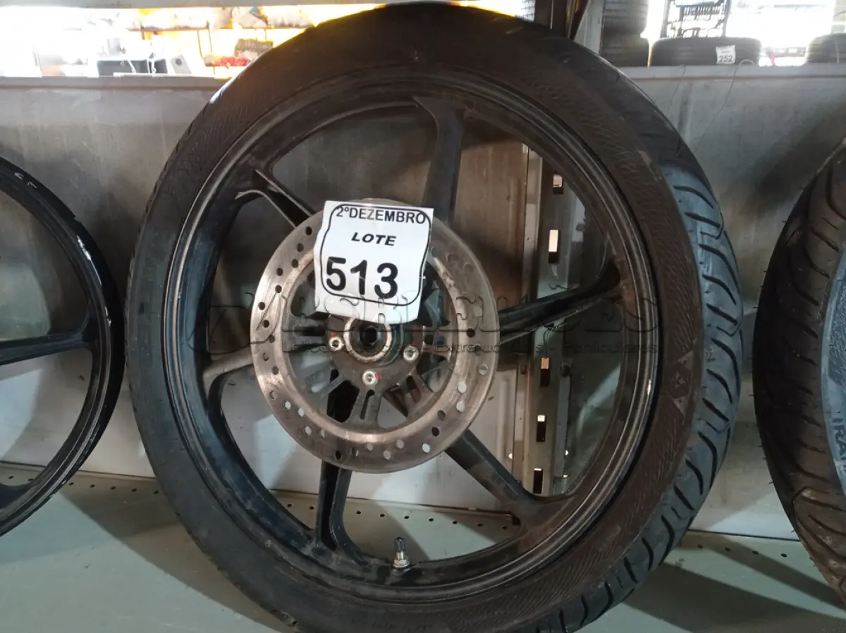 LOTE 513 - 01 RODA P/MOTO COM PNEU E CÂMARA DE AR, ARO “18. PARA HONDA 150 E 160 CILINDRADAS. (NO ESTADO) ATENÇÃO! FAZER A VISITAÇÃO ANTES DE ARREMATAR, NÃO SABEMOS SE FUNCIONA. LEILÃO NÃO TEM GARANTIA E NEM DEVOLUÇÃO, SUJEITO A POSSÍVEIS AVARIAS VISÍVEIS/OCULTAS E/OU AUSÊNCIA DE COMPONENTES.