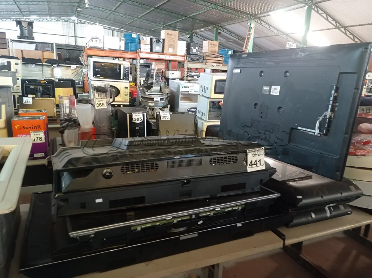 LOTE 441 - 01 LOTE C/VÁRIAS SUCATAS DE TV MARCAS E MODELOS DIVERSOS P/RETIRADA DE PEÇAS. (NO ESTADO) ATENÇÃO! FAZER A VISITAÇÃO ANTES DE ARREMATAR, NÃO SABEMOS SE FUNCIONA. LEILÃO NÃO TEM GARANTIA E NEM DEVOLUÇÃO, SUJEITO A POSSÍVEIS AVARIAS VISÍVEIS/OCULTAS E/OU AUSÊNCIA DE COMPONENTES.