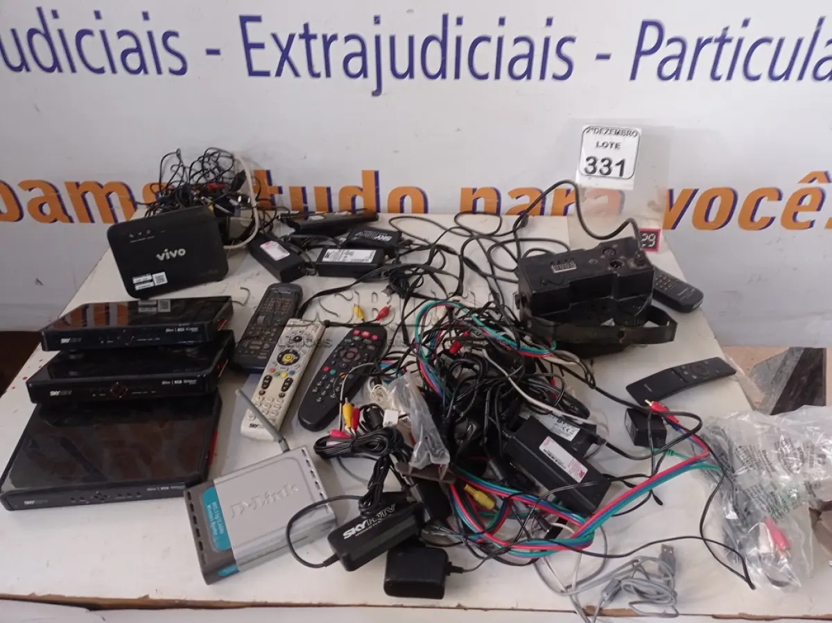 LOTE 331 - 01 LOTE COM ELETRÔNICOS DIVERSOS E 01 LUMINÁRIA DE LED. (NO ESTADO) ATENÇÃO! FAZER A VISITAÇÃO ANTES DE ARREMATAR, NÃO SABEMOS SE FUNCIONA. LEILÃO NÃO TEM GARANTIA E NEM DEVOLUÇÃO, SUJEITO A POSSÍVEIS AVARIAS VISÍVEIS/OCULTAS E/OU AUSÊNCIA DE COMPONENTES.