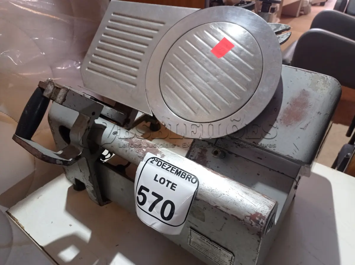 LOTE 570 - 01 CORTADOR DE FRIOS MARCA FILIZOLA. (NO ESTADO) ATENÇÃO! FAZER A VISITAÇÃO ANTES DE ARREMATAR, NÃO SABEMOS SE FUNCIONA. LEILÃO NÃO TEM GARANTIA E NEM DEVOLUÇÃO, SUJEITO A POSSÍVEIS AVARIAS VISÍVEIS/OCULTAS E/OU AUSÊNCIA DE COMPONENTES.