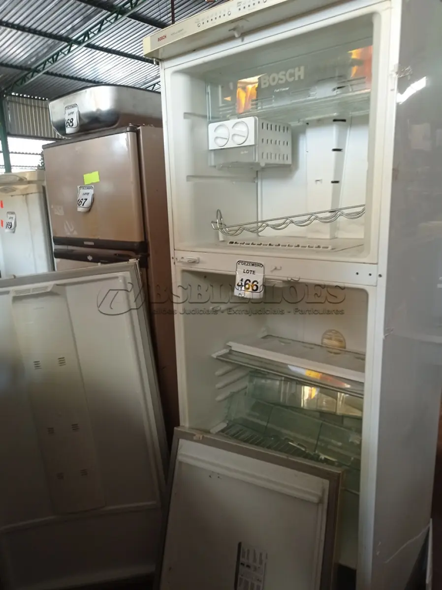 LOTE 466 - 01 GELADEIRA MARCA BOSCH P/RETIRADA DE PEÇAS. (NO ESTADO) ATENÇÃO! FAZER A VISITAÇÃO ANTES DE ARREMATAR, NÃO SABEMOS SE FUNCIONA. LEILÃO NÃO TEM GARANTIA E NEM DEVOLUÇÃO, SUJEITO A POSSÍVEIS AVARIAS VISÍVEIS/OCULTAS E/OU AUSÊNCIA DE COMPONENTES.