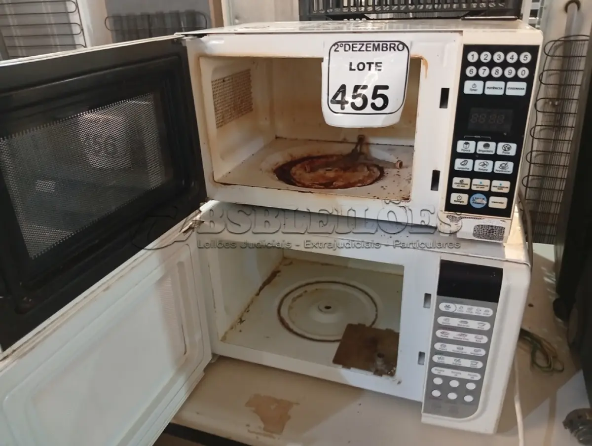 LOTE 455 - 02 MICRO-ONDAS PHILCO E ELECTROLUX S/PRATO. (NO ESTADO) ATENÇÃO! FAZER A VISITAÇÃO ANTES DE ARREMATAR, NÃO SABEMOS SE FUNCIONA. LEILÃO NÃO TEM GARANTIA E NEM DEVOLUÇÃO, SUJEITO A POSSÍVEIS AVARIAS VISÍVEIS/OCULTAS E/OU AUSÊNCIA DE COMPONENTES.