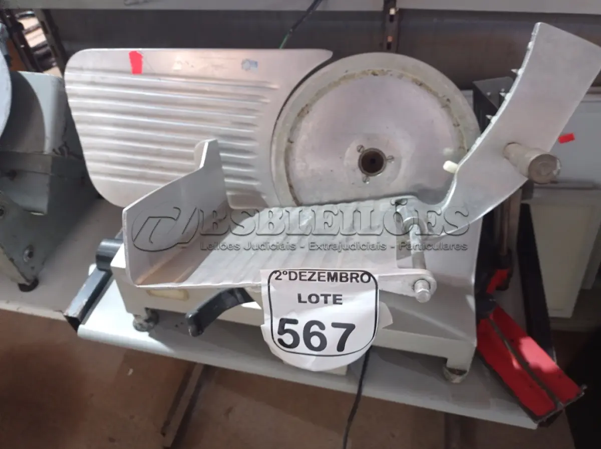 LOTE 567 - 01 CORTADOR DE FRIOS MARCA FILIZOLA. (NO ESTADO) ATENÇÃO! FAZER A VISITAÇÃO ANTES DE ARREMATAR, NÃO SABEMOS SE FUNCIONA. LEILÃO NÃO TEM GARANTIA E NEM DEVOLUÇÃO, SUJEITO A POSSÍVEIS AVARIAS VISÍVEIS/OCULTAS E/OU AUSÊNCIA DE COMPONENTES.