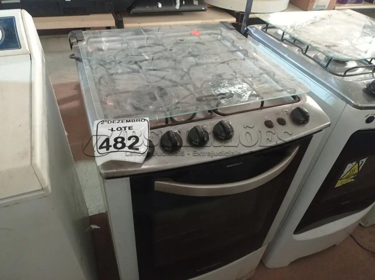 LOTE 482 - 01 FOGÃO A GÁS 04 BOCAS MARCA ELECTROLUX. (NO ESTADO) ATENÇÃO! FAZER A VISITAÇÃO ANTES DE ARREMATAR, NÃO SABEMOS SE FUNCIONA. LEILÃO NÃO TEM GARANTIA E NEM DEVOLUÇÃO, SUJEITO A POSSÍVEIS AVARIAS VISÍVEIS/OCULTAS E/OU AUSÊNCIA DE COMPONENTES.