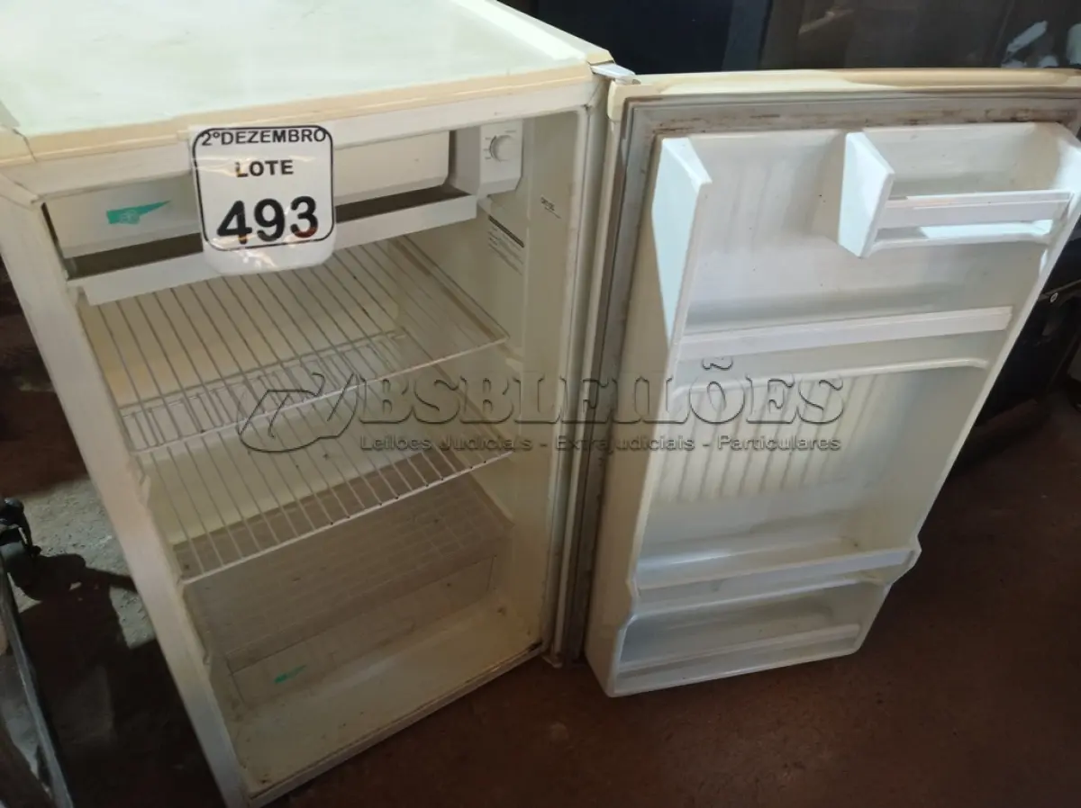 LOTE 493 - 01 FRIGOBAR 220V MARCA CONSUL. (NO ESTADO) ATENÇÃO! FAZER A VISITAÇÃO ANTES DE ARREMATAR, NÃO SABEMOS SE FUNCIONA. LEILÃO NÃO TEM GARANTIA E NEM DEVOLUÇÃO, SUJEITO A POSSÍVEIS AVARIAS VISÍVEIS/OCULTAS E/OU AUSÊNCIA DE COMPONENTES.