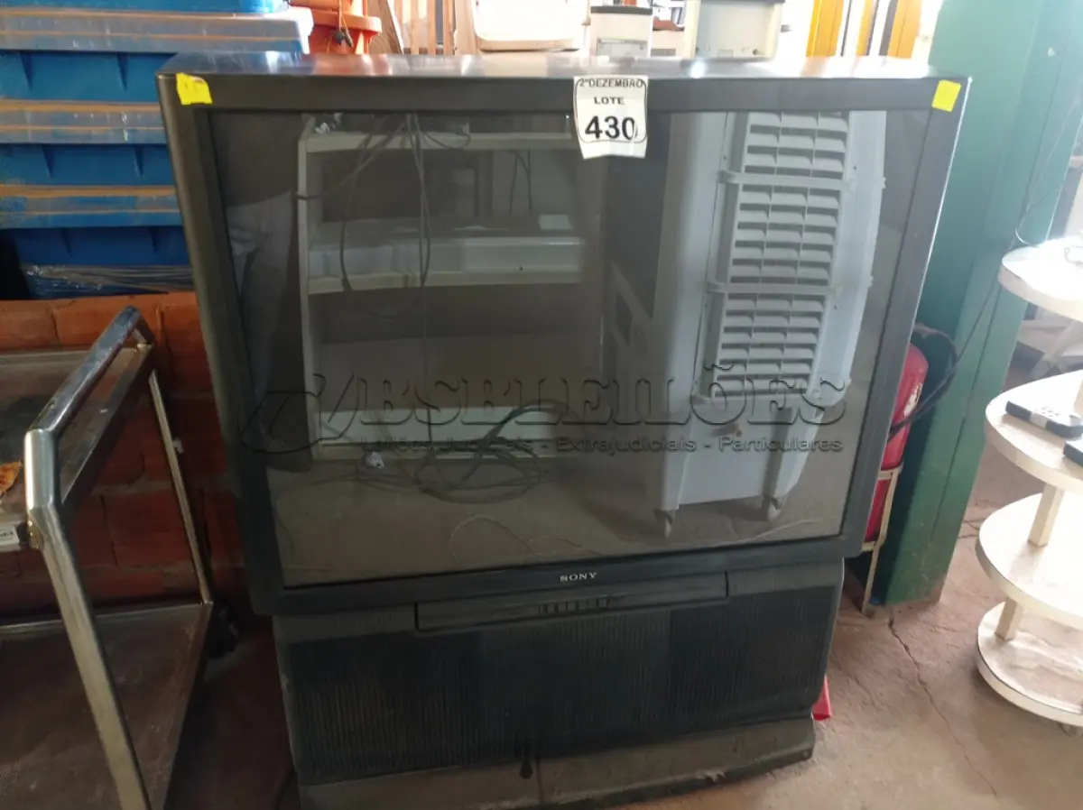 LOTE 430 - 01 TV DE TUBO ANTIGA SONY. (NO ESTADO) ATENÇÃO! FAZER A VISITAÇÃO ANTES DE ARREMATAR, NÃO SABEMOS SE FUNCIONA. LEILÃO NÃO TEM GARANTIA E NEM DEVOLUÇÃO, SUJEITO A POSSÍVEIS AVARIAS VISÍVEIS/OCULTAS E/OU AUSÊNCIA DE COMPONENTES.