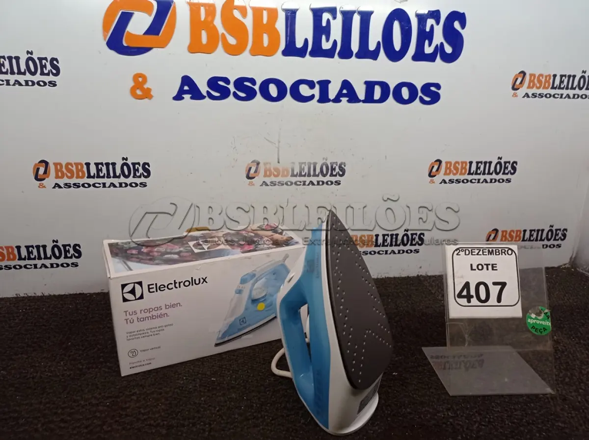 LOTE 407 - 01 FERRO A VAPOR DE PASSAR ROUPAS ELECTROLUX COR BRANCA C/ AZUL (NOVO). (NO ESTADO) ATENÇÃO! FAZER A VISITAÇÃO ANTES DE ARREMATAR, NÃO SABEMOS SE FUNCIONA. LEILÃO NÃO TEM GARANTIA E NEM DEVOLUÇÃO, SUJEITO A POSSÍVEIS AVARIAS VISÍVEIS/OCULTAS E/OU AUSÊNCIA DE COMPONENTES.