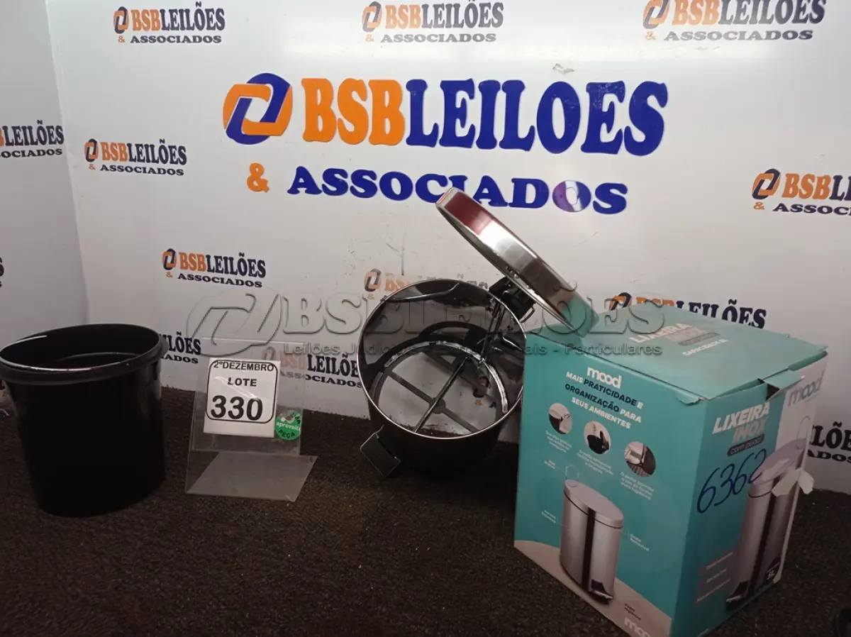 LOTE 330 - 01 LIXEIRA EM INOX COM PEDAL 12L MARCA MOOD. (NO ESTADO) ATENÇÃO! FAZER A VISITAÇÃO ANTES DE ARREMATAR, NÃO SABEMOS SE FUNCIONA. LEILÃO NÃO TEM GARANTIA E NEM DEVOLUÇÃO, SUJEITO A POSSÍVEIS AVARIAS VISÍVEIS/OCULTAS E/OU AUSÊNCIA DE COMPONENTES.