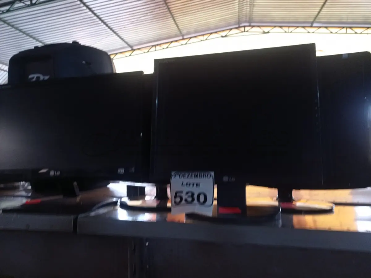 LOTE 530 - 04 MONITORES LCD MARCAS E MODELOS DIVERSOS. (NO ESTADO) ATENÇÃO! FAZER A VISITAÇÃO ANTES DE ARREMATAR, NÃO SABEMOS SE FUNCIONA. LEILÃO NÃO TEM GARANTIA E NEM DEVOLUÇÃO, SUJEITO A POSSÍVEIS AVARIAS VISÍVEIS/OCULTAS E/OU AUSÊNCIA DE COMPONENTES.