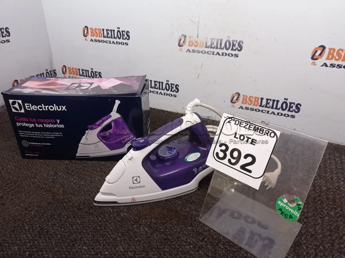 LOTE 392 - 01 FERRO A VAPOR P/ PASSAR ROUPAS MARCA ELECTROLUX COR ROXO C/ BRANCO (NOVO). (NO ESTADO) ATENÇÃO! FAZER A VISITAÇÃO ANTES DE ARREMATAR, NÃO SABEMOS SE FUNCIONA. LEILÃO NÃO TEM GARANTIA E NEM DEVOLUÇÃO, SUJEITO A POSSÍVEIS AVARIAS VISÍVEIS/OCULTAS E/OU AUSÊNCIA DE COMPONENTES.