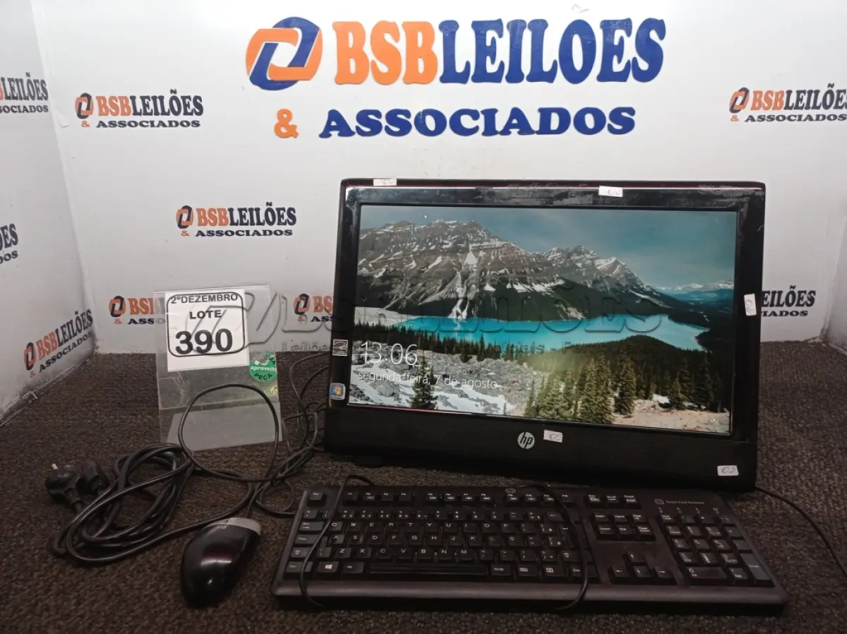 LOTE 390 - 01 ALL IN ONE MARCA HP C/TECLADO E MOUSE. (NO ESTADO) ATENÇÃO! FAZER A VISITAÇÃO ANTES DE ARREMATAR, NÃO SABEMOS SE FUNCIONA. LEILÃO NÃO TEM GARANTIA E NEM DEVOLUÇÃO, SUJEITO A POSSÍVEIS AVARIAS VISÍVEIS/OCULTAS E/OU AUSÊNCIA DE COMPONENTES.