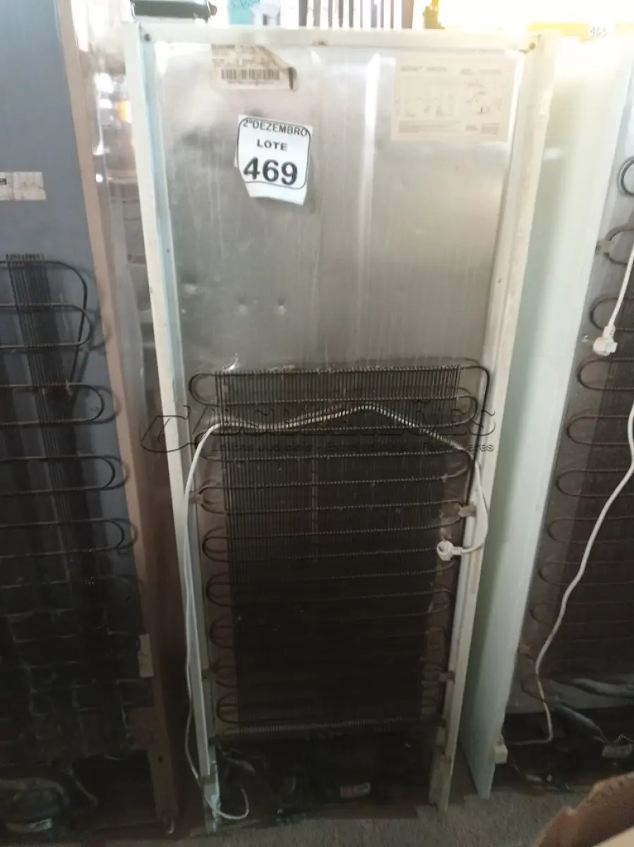 LOTE 469 - 01 GELADEIRA MARCA BOSCH 220V. (NO ESTADO) ATENÇÃO! FAZER A VISITAÇÃO ANTES DE ARREMATAR, NÃO SABEMOS SE FUNCIONA. LEILÃO NÃO TEM GARANTIA E NEM DEVOLUÇÃO, SUJEITO A POSSÍVEIS AVARIAS VISÍVEIS/OCULTAS E/OU AUSÊNCIA DE COMPONENTES.