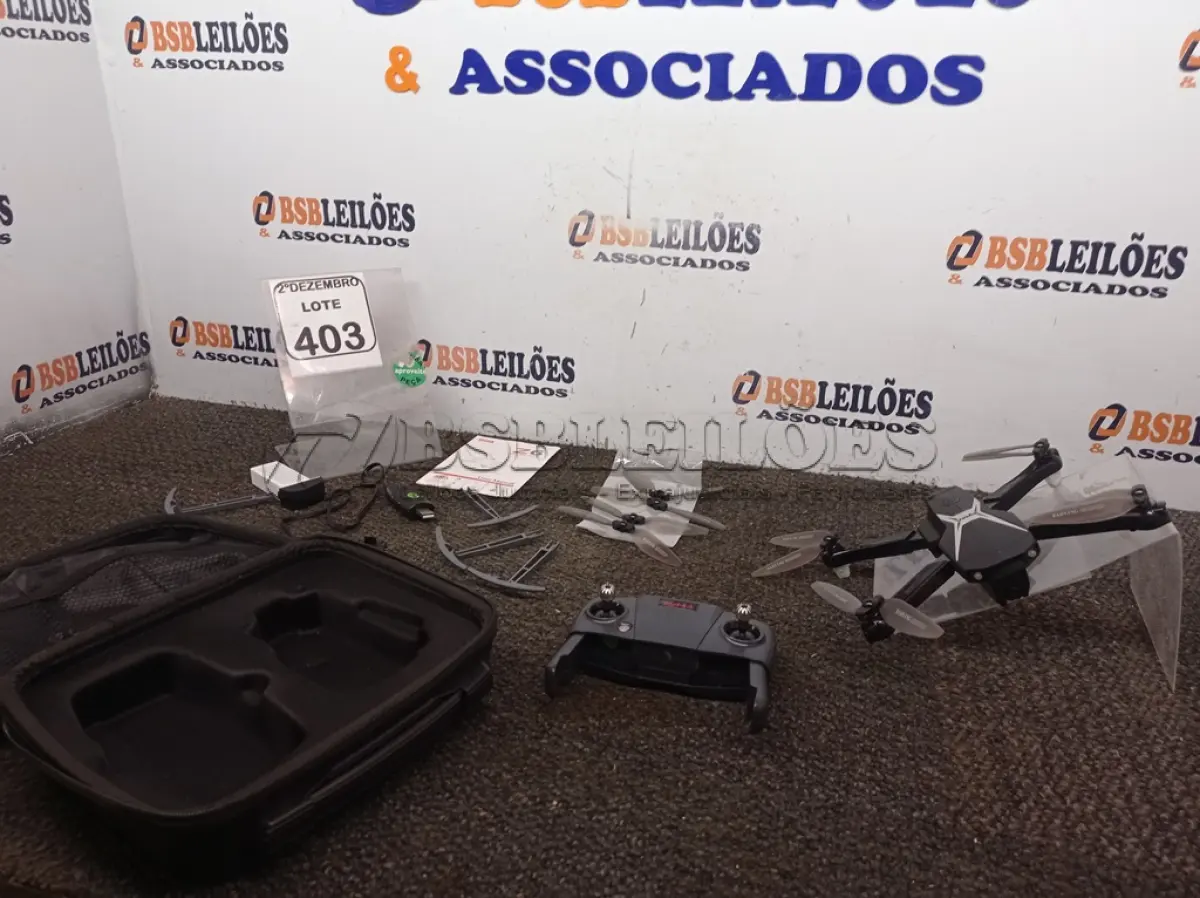 LOTE 403 - 01 DRONE COM CASE DA MARCA ZYMA. (NO ESTADO) ATENÇÃO! FAZER A VISITAÇÃO ANTES DE ARREMATAR, NÃO SABEMOS SE FUNCIONA. LEILÃO NÃO TEM GARANTIA E NEM DEVOLUÇÃO, SUJEITO A POSSÍVEIS AVARIAS VISÍVEIS/OCULTAS E/OU AUSÊNCIA DE COMPONENTES.