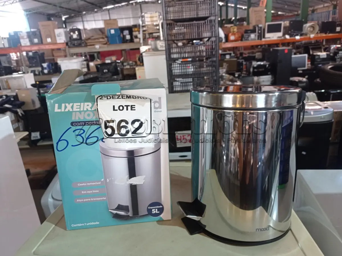 LOTE 562 - 01 LIXEIRA EM INOX COM PEDAL 5L MARCA MOOD. (NO ESTADO) ATENÇÃO! FAZER A VISITAÇÃO ANTES DE ARREMATAR, NÃO SABEMOS SE FUNCIONA. LEILÃO NÃO TEM GARANTIA E NEM DEVOLUÇÃO, SUJEITO A POSSÍVEIS AVARIAS VISÍVEIS/OCULTAS E/OU AUSÊNCIA DE COMPONENTES.