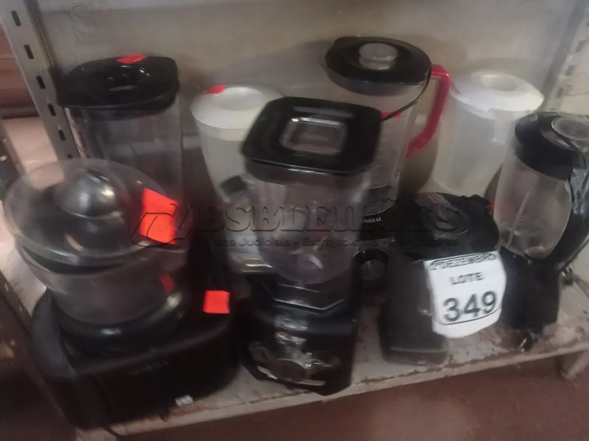 LOTE 349 - 06 LIQUIDIFICADORES E UTENSÍLIOS MARCAS E MODELOS DIVERSOS. (NO ESTADO) ATENÇÃO! FAZER A VISITAÇÃO ANTES DE ARREMATAR, NÃO SABEMOS SE FUNCIONA. LEILÃO NÃO TEM GARANTIA E NEM DEVOLUÇÃO, SUJEITO A POSSÍVEIS AVARIAS VISÍVEIS/OCULTAS E/OU AUSÊNCIA DE COMPONENTES.