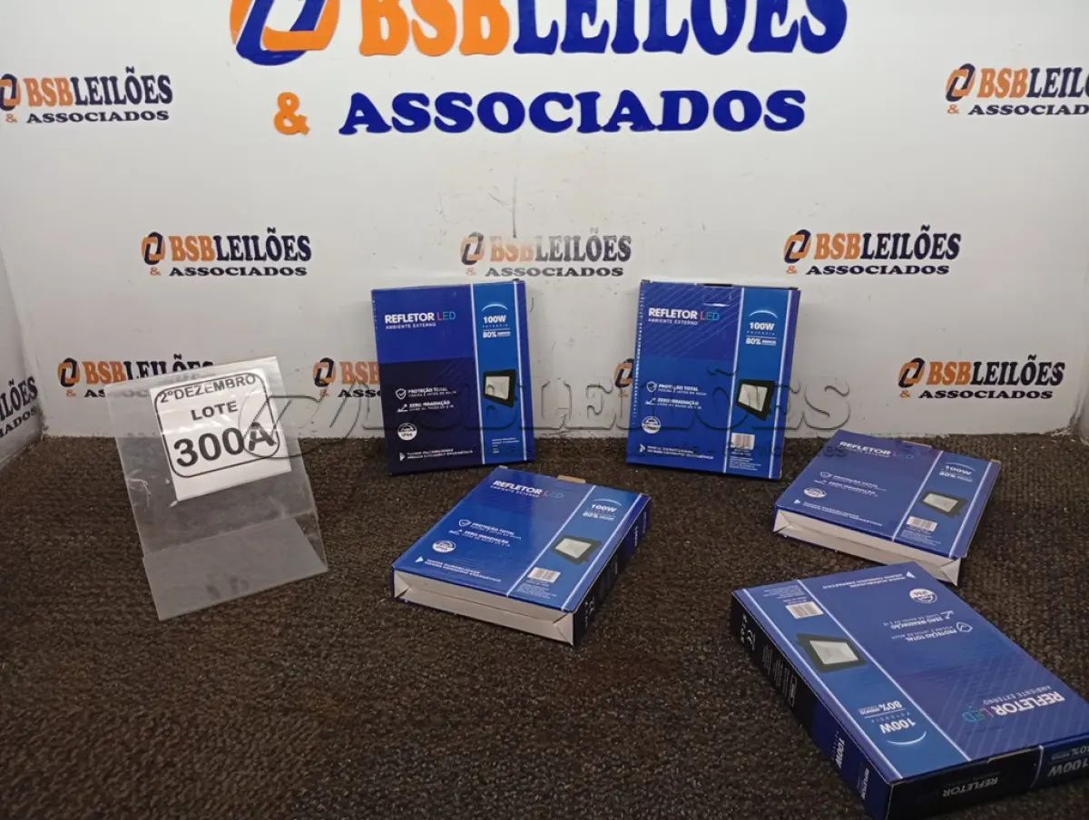 LOTE 300 - 05 REFLETORES LED AMBIENTE EXTERNO 100W. (NOVO), (NO ESTADO) ATENÇÃO! FAZER A VISITAÇÃO ANTES DE ARREMATAR, NÃO SABEMOS SE FUNCIONA. LEILÃO NÃO TEM GARANTIA E NEM DEVOLUÇÃO, SUJEITO A POSSÍVEIS AVARIAS VISÍVEIS/OCULTAS E/OU AUSÊNCIA DE COMPONENTES.