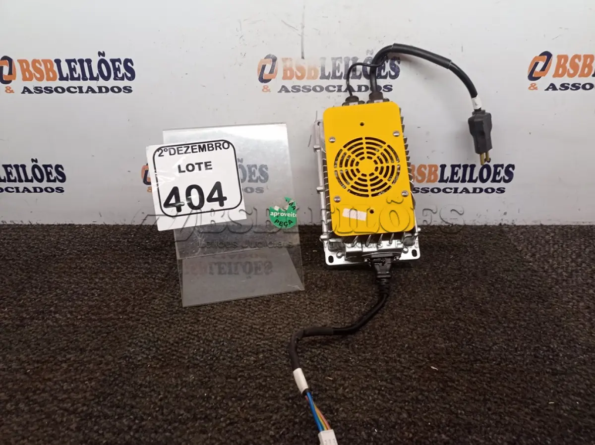 LOTE 404 - 01 CARREGADOR P/MOTO ELÉTRICA. (NO ESTADO) ATENÇÃO! FAZER A VISITAÇÃO ANTES DE ARREMATAR, NÃO SABEMOS SE FUNCIONA. LEILÃO NÃO TEM GARANTIA E NEM DEVOLUÇÃO, SUJEITO A POSSÍVEIS AVARIAS VISÍVEIS/OCULTAS E/OU AUSÊNCIA DE COMPONENTES.