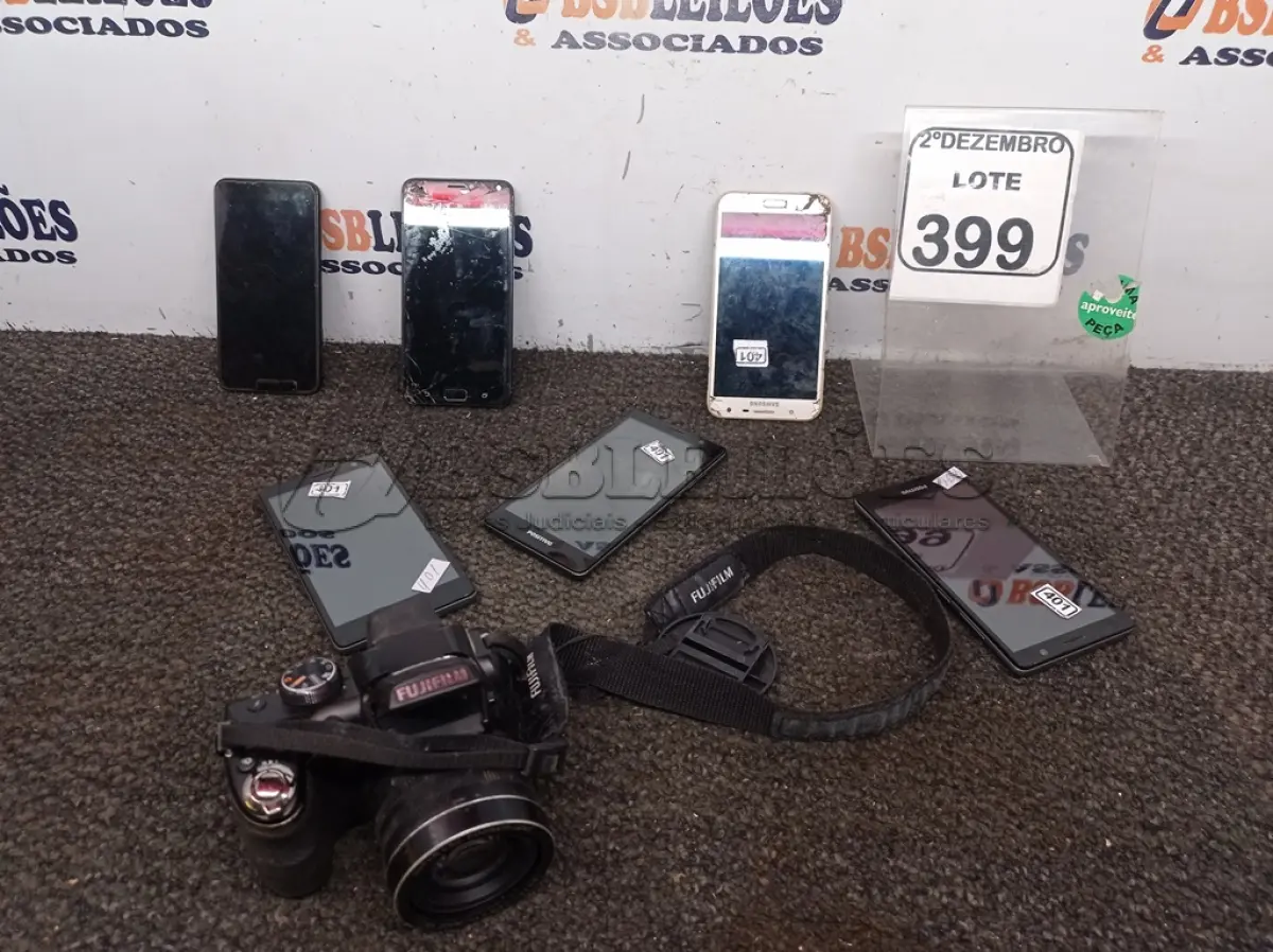 LOTE 399 - 01 CÂMERA DIGITAL MARCA FUJIFILM 06 CELULARES MARCAS E MODELOS DIVERSOS P/RETIRADA DE PEÇAS. (NO ESTADO) ATENÇÃO! FAZER A VISITAÇÃO ANTES DE ARREMATAR, NÃO SABEMOS SE FUNCIONA. LEILÃO NÃO TEM GARANTIA E NEM DEVOLUÇÃO, SUJEITO A POSSÍVEIS AVARIAS VISÍVEIS/OCULTAS E/OU AUSÊNCIA DE COMPONENTES.