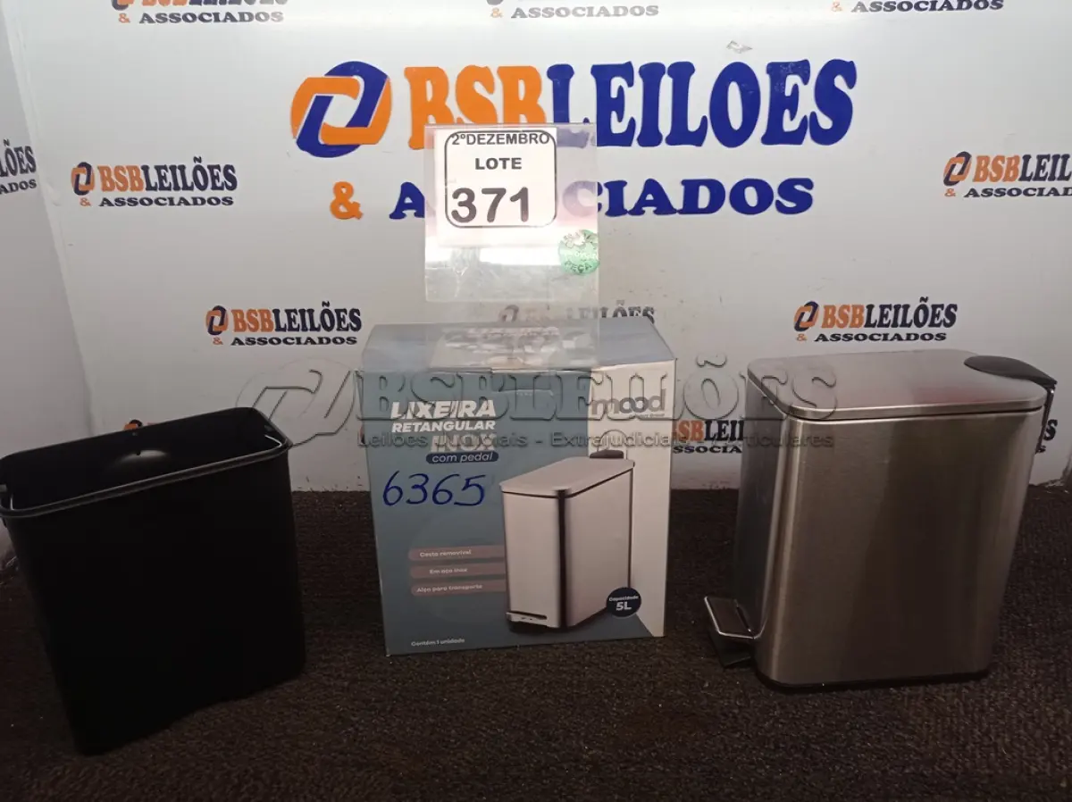 LOTE 371 - 01 LIXEIRA EM INOX COM PEDAL 5L MARCA MOOD. (NO ESTADO) ATENÇÃO! FAZER A VISITAÇÃO ANTES DE ARREMATAR, NÃO SABEMOS SE FUNCIONA. LEILÃO NÃO TEM GARANTIA E NEM DEVOLUÇÃO, SUJEITO A POSSÍVEIS AVARIAS VISÍVEIS/OCULTAS E/OU AUSÊNCIA DE COMPONENTES.
