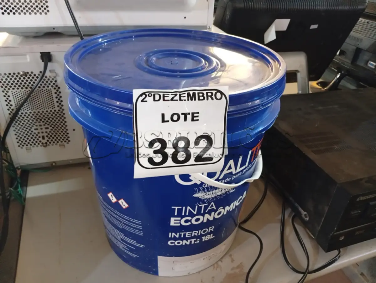 LOTE 382 - 01 GALÃO DE TINTA MARCA QUALITEX. (NO ESTADO) ATENÇÃO! FAZER A VISITAÇÃO ANTES DE ARREMATAR, NÃO SABEMOS SE FUNCIONA. LEILÃO NÃO TEM GARANTIA E NEM DEVOLUÇÃO, SUJEITO A POSSÍVEIS AVARIAS VISÍVEIS/OCULTAS E/OU AUSÊNCIA DE COMPONENTES.
