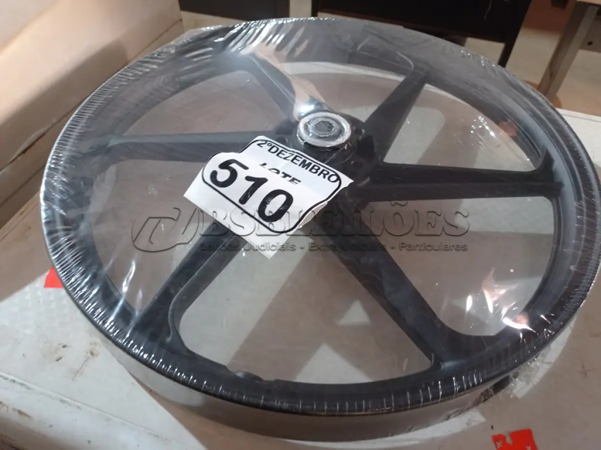 LOTE 510 - 01 RODA P/MOTO CG ARO “17 PARA QUALQUER CG (NOVO). (NO ESTADO) ATENÇÃO! FAZER A VISITAÇÃO ANTES DE ARREMATAR, NÃO SABEMOS SE FUNCIONA. LEILÃO NÃO TEM GARANTIA E NEM DEVOLUÇÃO, SUJEITO A POSSÍVEIS AVARIAS VISÍVEIS/OCULTAS E/OU AUSÊNCIA DE COMPONENTES.