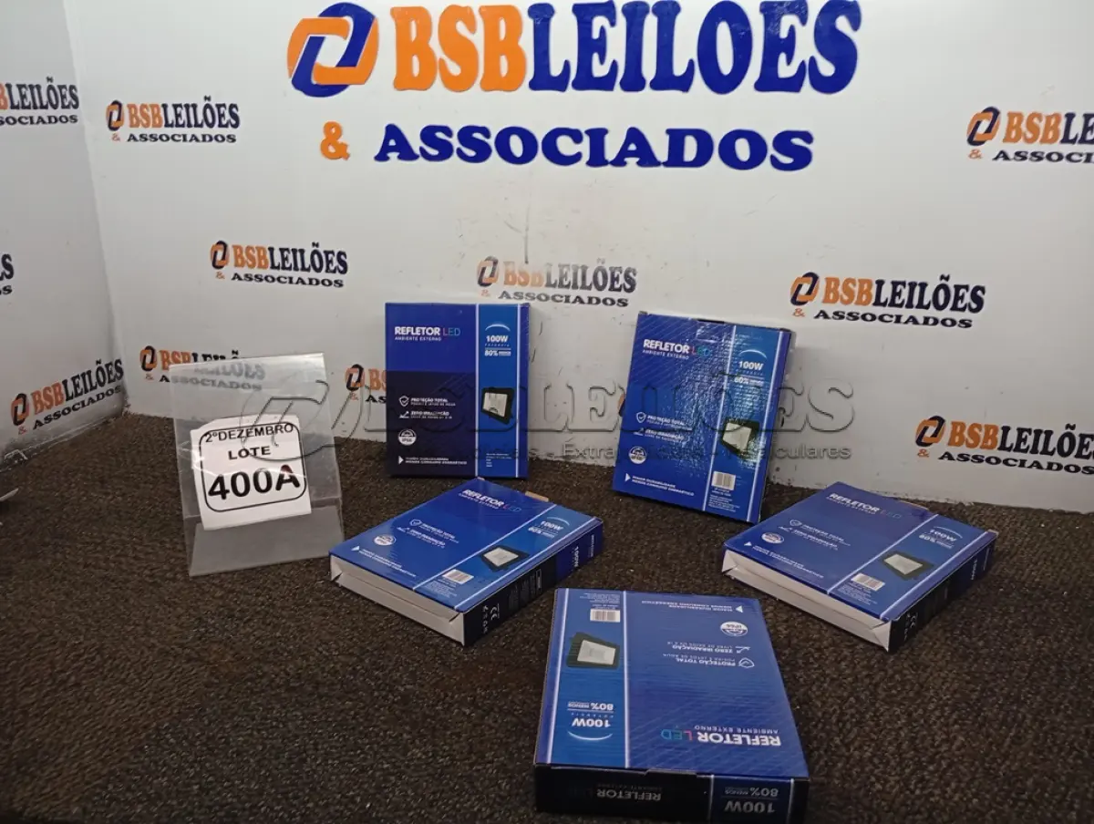 LOTE 400 - 05 REFLETORES LED AMBIENTE EXTERNO 100W. (NOVO), (NO ESTADO) ATENÇÃO! FAZER A VISITAÇÃO ANTES DE ARREMATAR, NÃO SABEMOS SE FUNCIONA. LEILÃO NÃO TEM GARANTIA E NEM DEVOLUÇÃO, SUJEITO A POSSÍVEIS AVARIAS VISÍVEIS/OCULTAS E/OU AUSÊNCIA DE COMPONENTES.