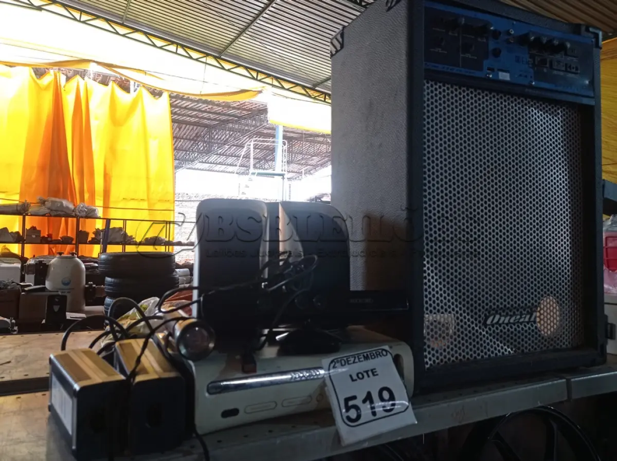 LOTE 519 - 01 SUCATA DE CAIXA DE SOM AMPLIFICADA, 01 XBOX360, 02 FONTES E MATERIAIS ELETRÔNICOS DIVERSOS. (NO ESTADO) ATENÇÃO! FAZER A VISITAÇÃO ANTES DE ARREMATAR, NÃO SABEMOS SE FUNCIONA. LEILÃO NÃO TEM GARANTIA E NEM DEVOLUÇÃO, SUJEITO A POSSÍVEIS AVARIAS VISÍVEIS/OCULTAS E/OU AUSÊNCIA DE COMPONENTES.