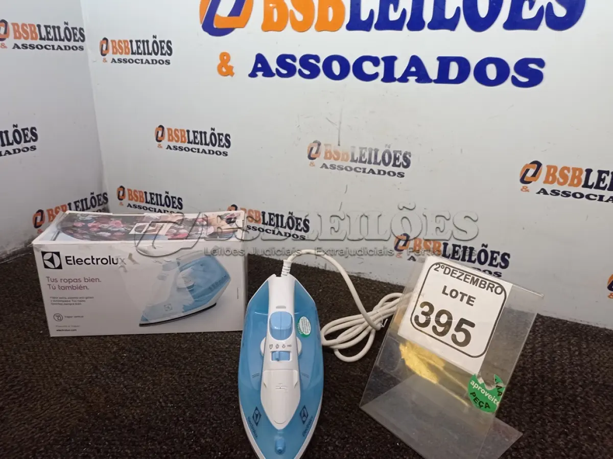 LOTE 395 - 01 FERRO A VAPOR P/ PASSAR ROUPAS MARCA ELECTROLUX COR BRANCA C/AZUL (NOVO). (NO ESTADO) ATENÇÃO! FAZER A VISITAÇÃO ANTES DE ARREMATAR, NÃO SABEMOS SE FUNCIONA. LEILÃO NÃO TEM GARANTIA E NEM DEVOLUÇÃO, SUJEITO A POSSÍVEIS AVARIAS VISÍVEIS/OCULTAS E/OU AUSÊNCIA DE COMPONENTES.