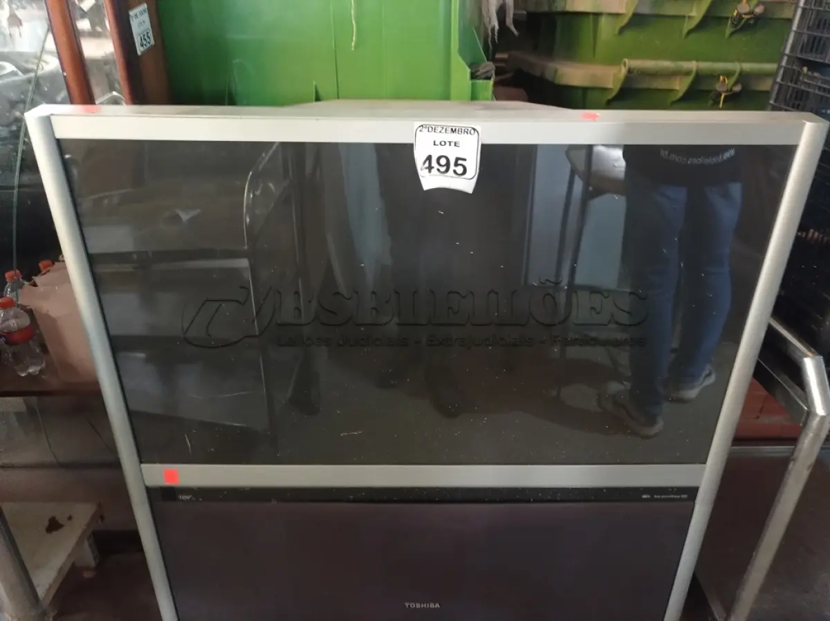 LOTE 495 - 01 TV DE TUBO ANTIGA MARCA TOSHIBA. (NO ESTADO) ATENÇÃO! FAZER A VISITAÇÃO ANTES DE ARREMATAR, NÃO SABEMOS SE FUNCIONA. LEILÃO NÃO TEM GARANTIA E NEM DEVOLUÇÃO, SUJEITO A POSSÍVEIS AVARIAS VISÍVEIS/OCULTAS E/OU AUSÊNCIA DE COMPONENTES.