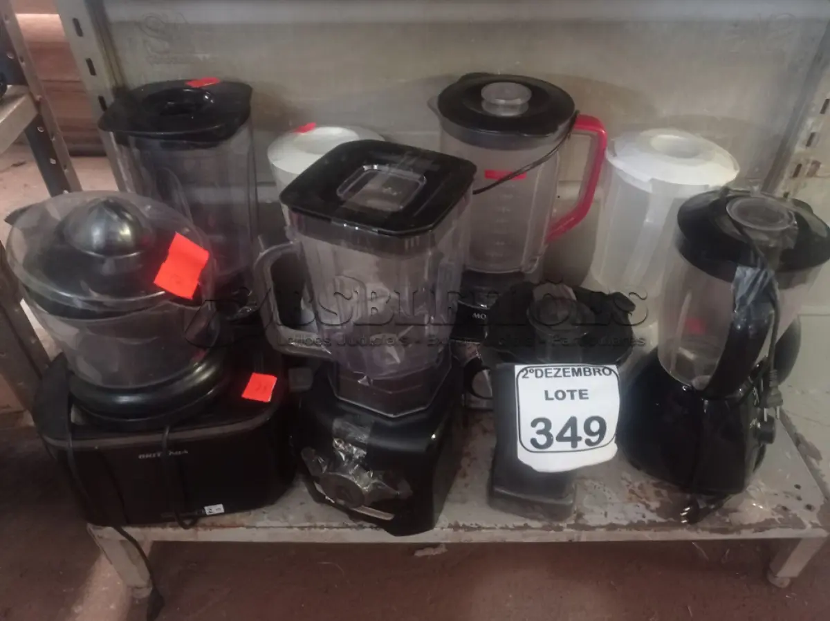 LOTE 349 - 06 LIQUIDIFICADORES E UTENSÍLIOS MARCAS E MODELOS DIVERSOS. (NO ESTADO) ATENÇÃO! FAZER A VISITAÇÃO ANTES DE ARREMATAR, NÃO SABEMOS SE FUNCIONA. LEILÃO NÃO TEM GARANTIA E NEM DEVOLUÇÃO, SUJEITO A POSSÍVEIS AVARIAS VISÍVEIS/OCULTAS E/OU AUSÊNCIA DE COMPONENTES.