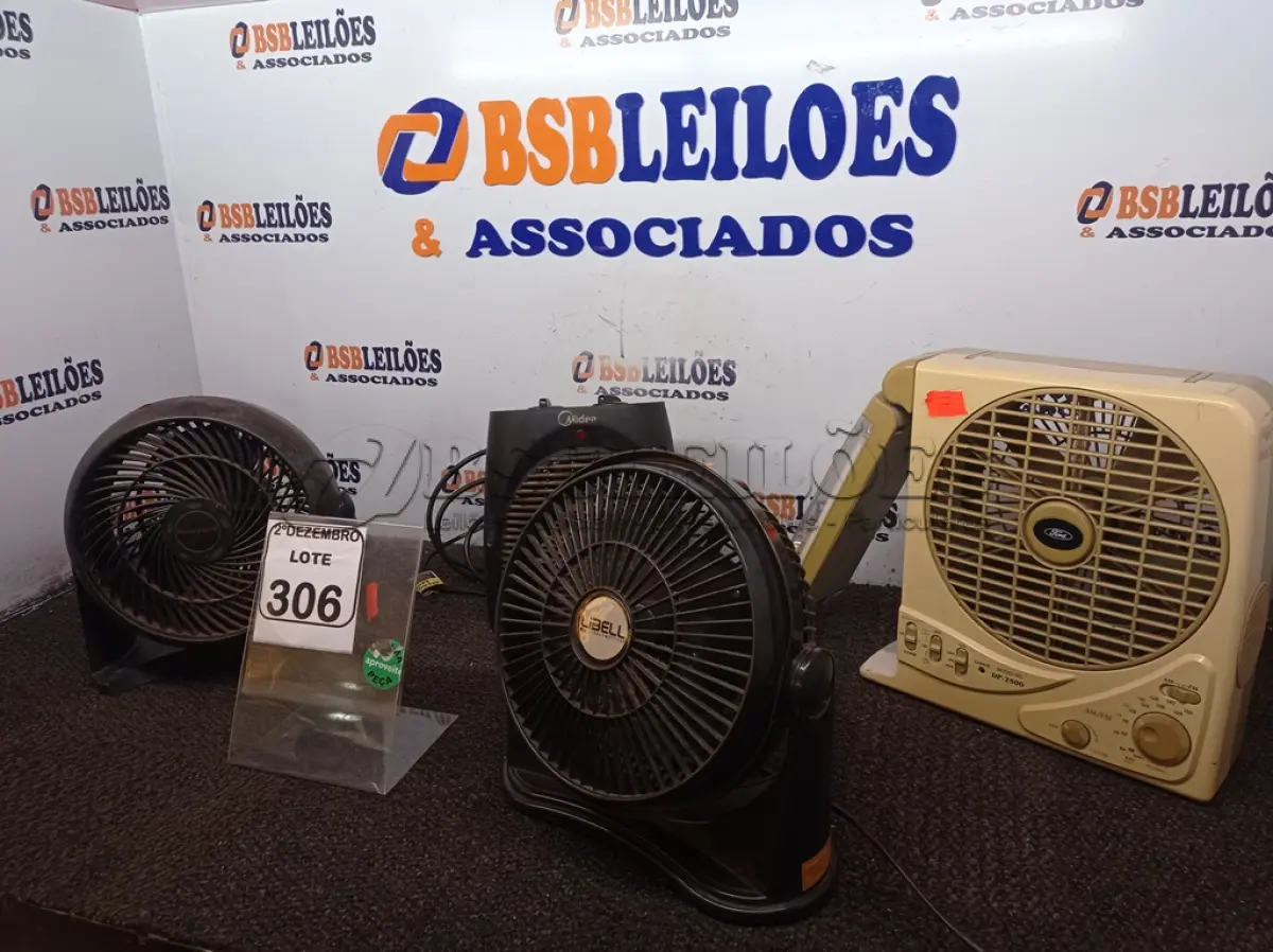 LOTE 306 - 04 VENTILADORES MARCAS E MODELOS DIVERSOS. (NO ESTADO) ATENÇÃO! FAZER A VISITAÇÃO ANTES DE ARREMATAR, NÃO SABEMOS SE FUNCIONA. LEILÃO NÃO TEM GARANTIA E NEM DEVOLUÇÃO, SUJEITO A POSSÍVEIS AVARIAS VISÍVEIS/OCULTAS E/OU AUSÊNCIA DE COMPONENTES.