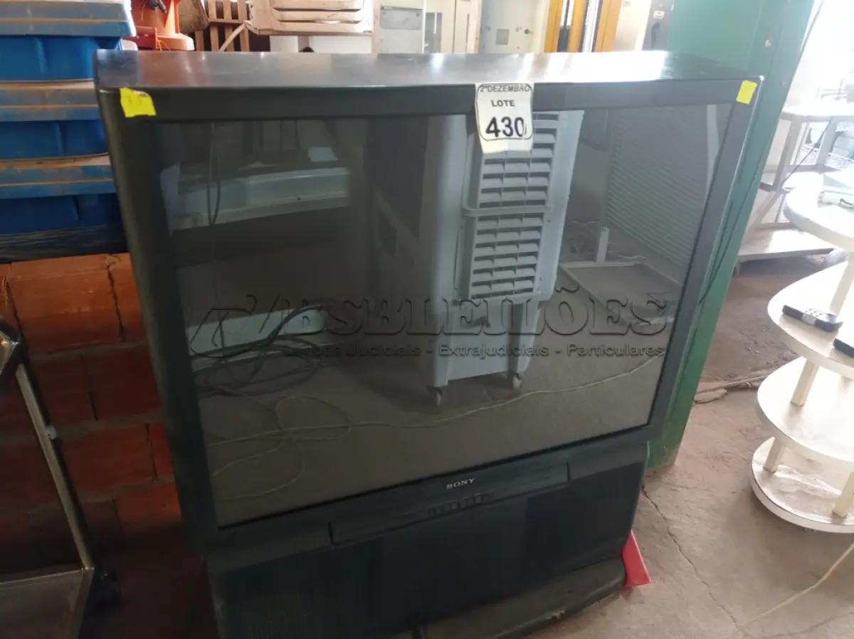 LOTE 430 - 01 TV DE TUBO ANTIGA SONY. (NO ESTADO) ATENÇÃO! FAZER A VISITAÇÃO ANTES DE ARREMATAR, NÃO SABEMOS SE FUNCIONA. LEILÃO NÃO TEM GARANTIA E NEM DEVOLUÇÃO, SUJEITO A POSSÍVEIS AVARIAS VISÍVEIS/OCULTAS E/OU AUSÊNCIA DE COMPONENTES.