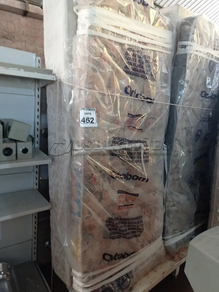 LOTE 462 - 01 CAMA BOX P/SOLTEIRO. (NO ESTADO) ATENÇÃO! FAZER A VISITAÇÃO ANTES DE ARREMATAR, NÃO SABEMOS SE FUNCIONA. LEILÃO NÃO TEM GARANTIA E NEM DEVOLUÇÃO, SUJEITO A POSSÍVEIS AVARIAS VISÍVEIS/OCULTAS E/OU AUSÊNCIA DE COMPONENTES.