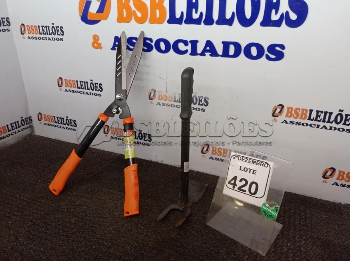 LOTE 420 - 01 TESOURA E 01 SACHO P/JARDINAGEM(NOVO). (NO ESTADO) ATENÇÃO! FAZER A VISITAÇÃO ANTES DE ARREMATAR, NÃO SABEMOS SE FUNCIONA. LEILÃO NÃO TEM GARANTIA E NEM DEVOLUÇÃO, SUJEITO A POSSÍVEIS AVARIAS VISÍVEIS/OCULTAS E/OU AUSÊNCIA DE COMPONENTES.