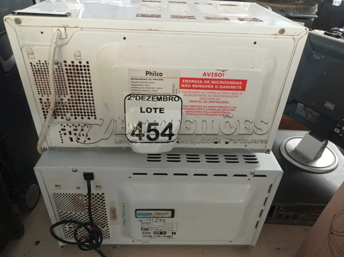 LOTE 454 - 02 MICRO-ONDAS MARCA ELECTROLUX E PHILCO. S/PRATO 0(NO ESTADO) ATENÇÃO! FAZER A VISITAÇÃO ANTES DE ARREMATAR, NÃO SABEMOS SE FUNCIONA. LEILÃO NÃO TEM GARANTIA E NEM DEVOLUÇÃO, SUJEITO A POSSÍVEIS AVARIAS VISÍVEIS/OCULTAS E/OU AUSÊNCIA DE COMPONENTES.